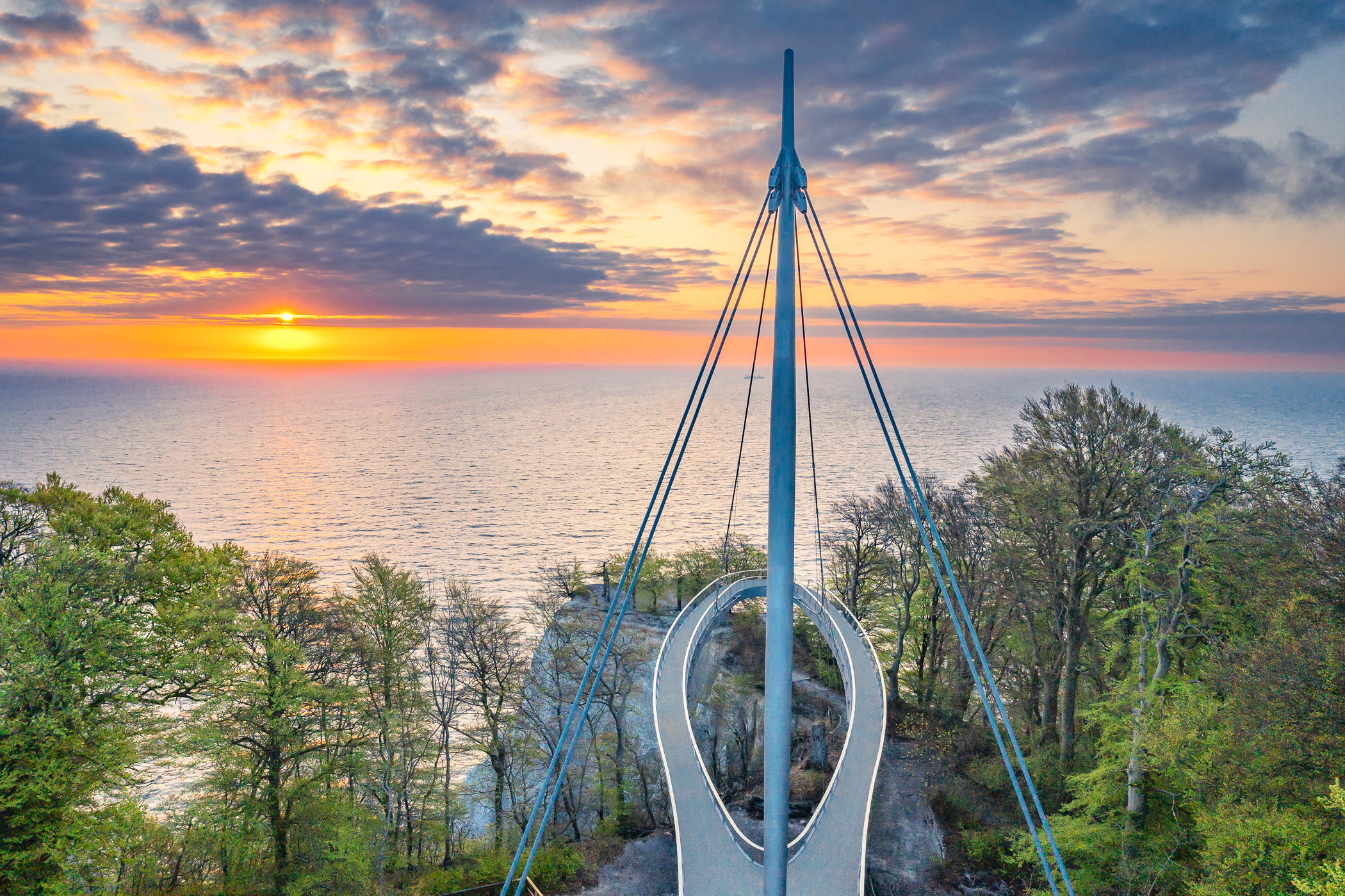 Bild: Traumblick über Ostsee und Kreidefelsen: der neue Skywalk auf der Insel Rügen, Foto: NP-Zentrum Königsstuhl / Timm Allrich